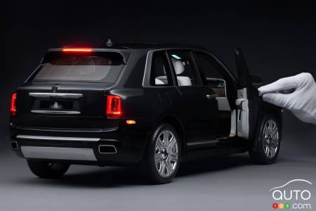 Réplique en miniature du Rolls-Royce Cullinan, trois quarts arrière